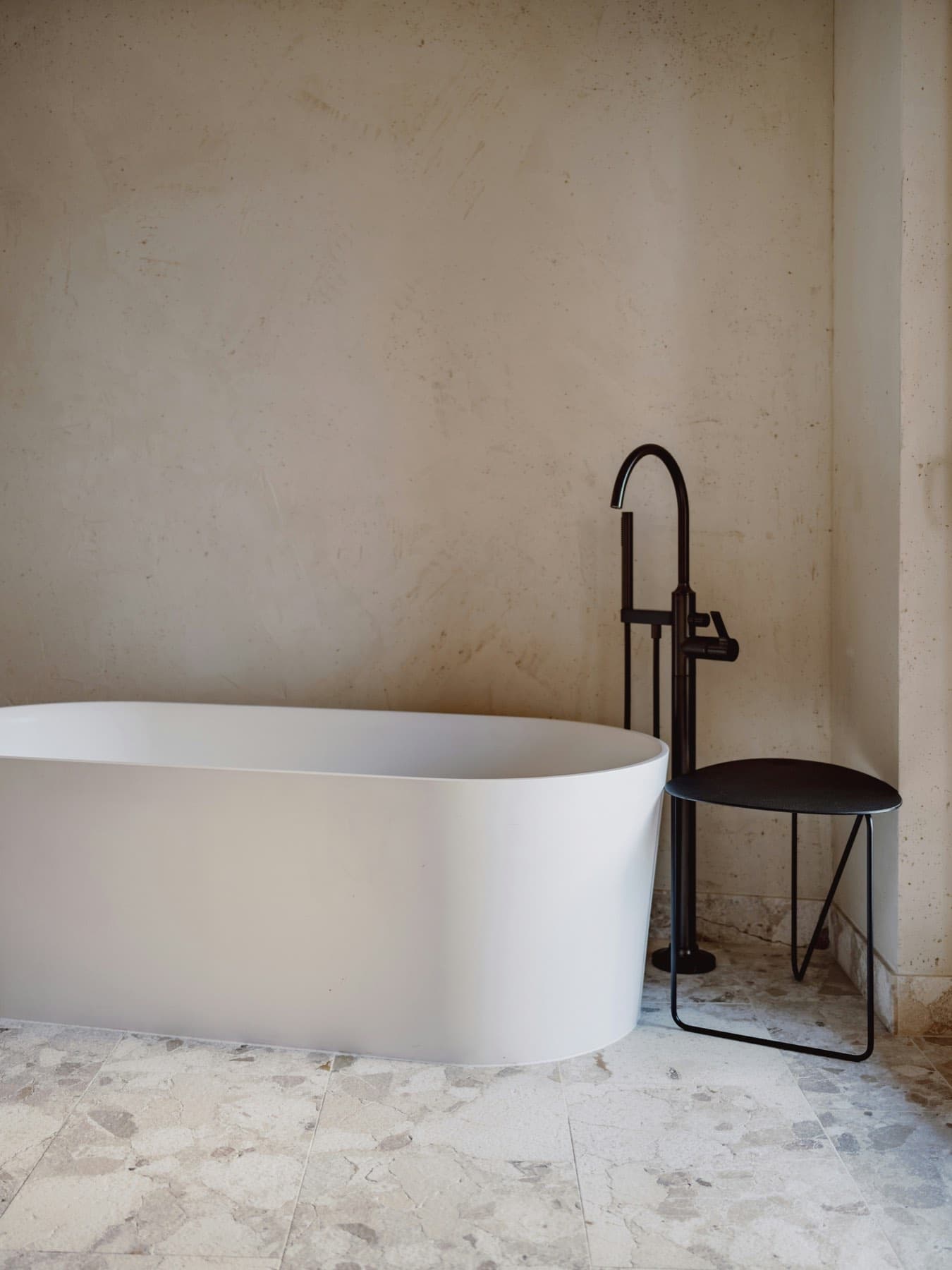 Bad im Stil Modern Minimal: bodengleiche Dusche hinter Glas, wandbündige Armaturen und ein schwebender Waschtisch vor grauem Großformat